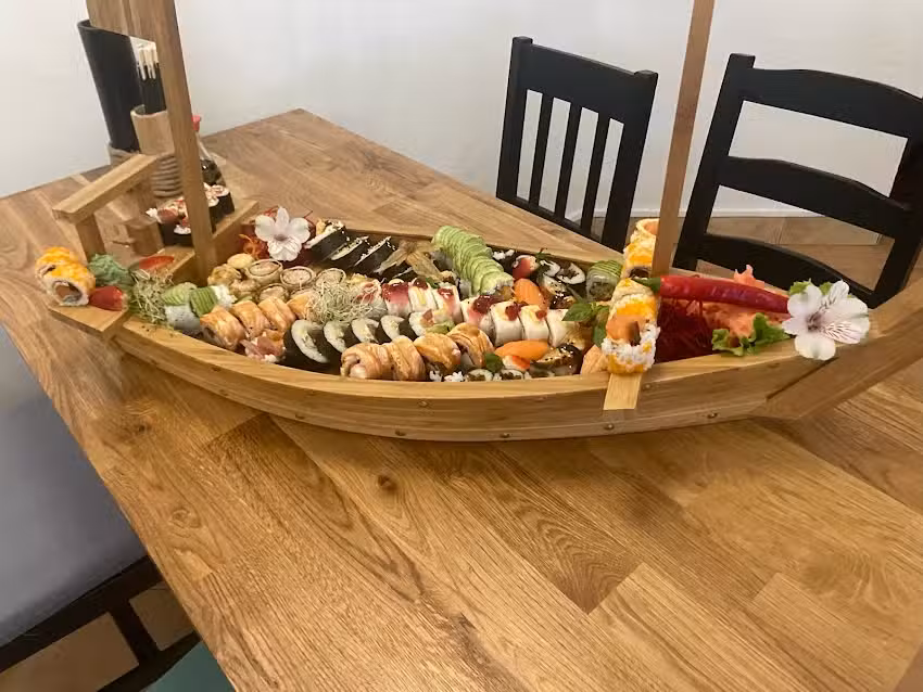 WOK N ROLLS Kuchnia tajska Hosomaki Uramaki Futomaki